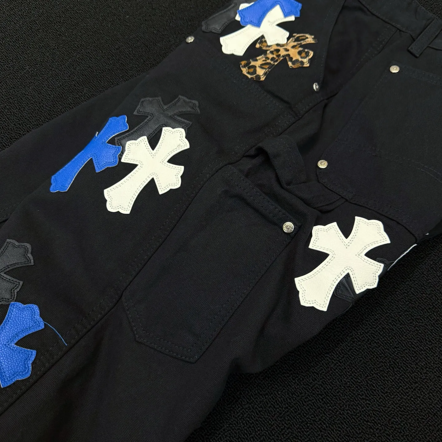 P280 Style number: D364 Chrome Hearts Chrome Hearts straight-leg logging multi-color leather work jeans Color #Black Size #S-Xxl (28 30 32 34 36) 28 Waist 74 Hip 102 Length 101 30 Waist 78 Hip 106 Length 102 32 Waist 82 Hip 110 Length 103 34 Waist 86 Hips 114 Pants Length 104 36 Waist 90 Hips 118 Pants Length 106 Heavy canvas material This pants type was first created by Carhartt. With the development of the times, it has been reinterpreted by many brands. This Crow Heart logging overalls are based on the Carhartt pants with some improvements and added elements‼ ️
